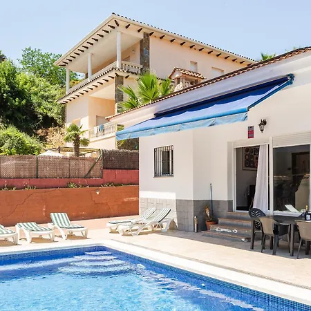 Con Piscina En Villa