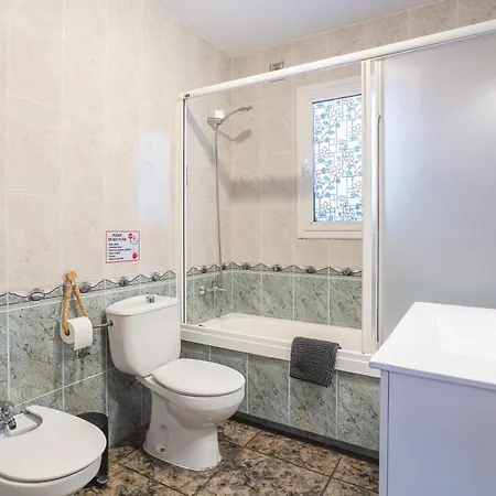 Villa Con Piscina En *